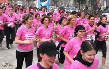 Course caritative. Départ hier cours Saint-André, de la première étape française du circuit Odysséa 2010. Près de 4 000 coureurs ou marcheurs ont participé à la course caritative en faveur de la lutte contre le cancer du sein. En 2009, 3 000 personnes étaient présentes, ce qui a permis de reverser 20 000 € au centre René-Gauducheau, au Comité Loire-Atlantique de la Ligue contre le cancer et à l'association Apprends-moi à manger. 5 km pour les adultes et les adolescents mais plus tôt dans la journée, les enfants ont pu exprimer leur solidarité avec la bonne cause, en parcourant le circuit d'un kilomètre. Depuis sa création, 110 000 personnes ont couru sur un événement Odysséa, 1 million d'euros a été collecté pour la lutte contre le cancer.Photo : J.-P.Hamida